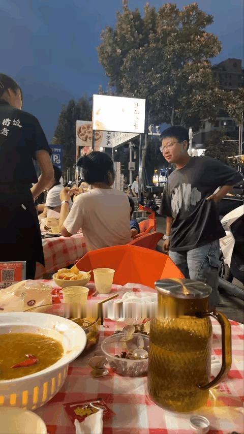 “暖心偶遇！”安徽一位网友带着儿子在街边吃烧烤，意外偶遇失联十几年的大学闺蜜，因