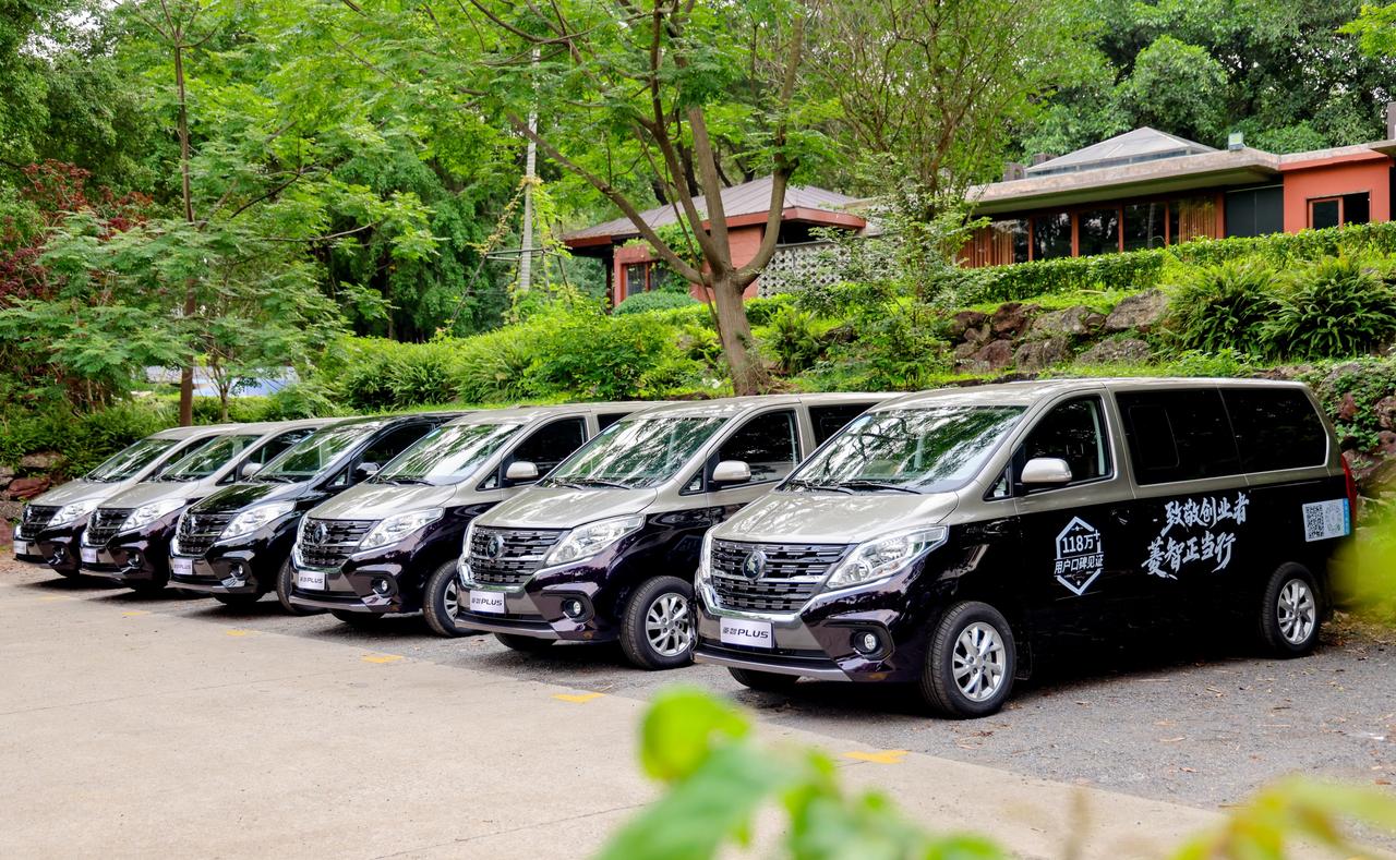 菱智PLUS宽体大空间，后备箱秒变“移动货仓”，轻松装下多箱鲜果，夜市后备箱摆摊