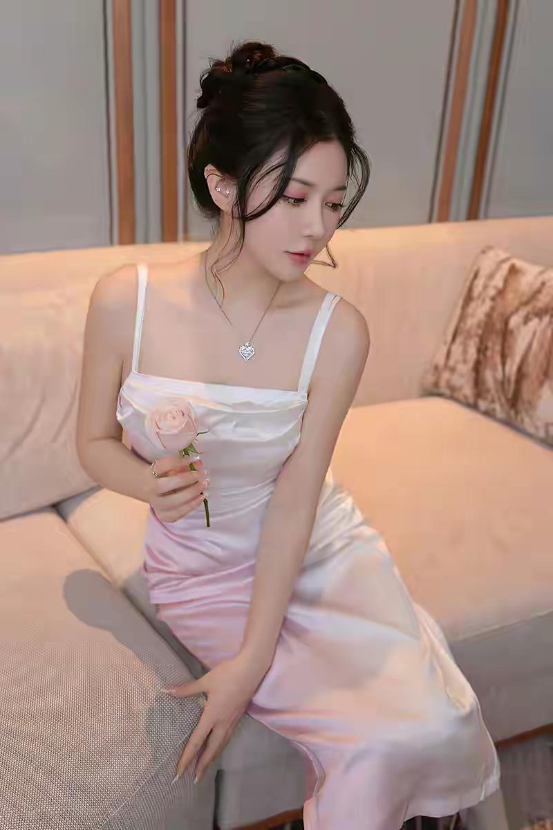 这组照片呈现出温柔、浪漫、高级的氛围，将女性的柔美与优雅展现得淋漓尽致。
人物与