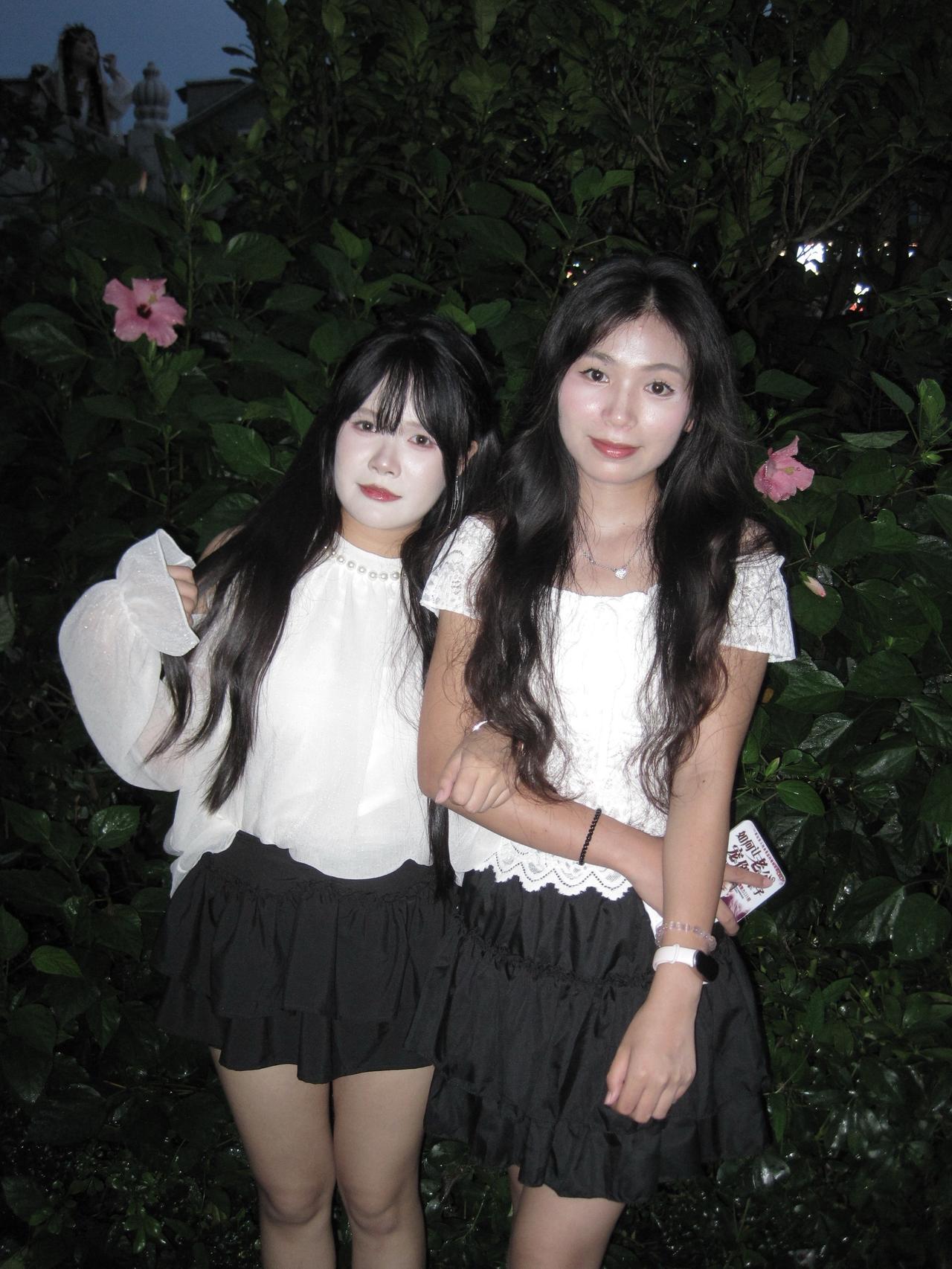 古镇两个闺蜜来拍照＇表情不错。夏季姐妹穿搭 闺蜜ootd穿搭 青春女大穿搭 我的
