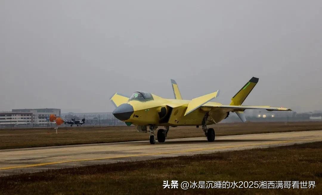 近日，互联网出现的新出厂黄皮涂装的歼-20被军迷们热议。这款歼-20据说是最新型