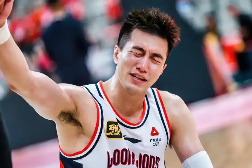 陈国豪：伦哥，你这不管球场再强，也防不住背后杀熟啊？？？
郭艾伦：这印证了我球商