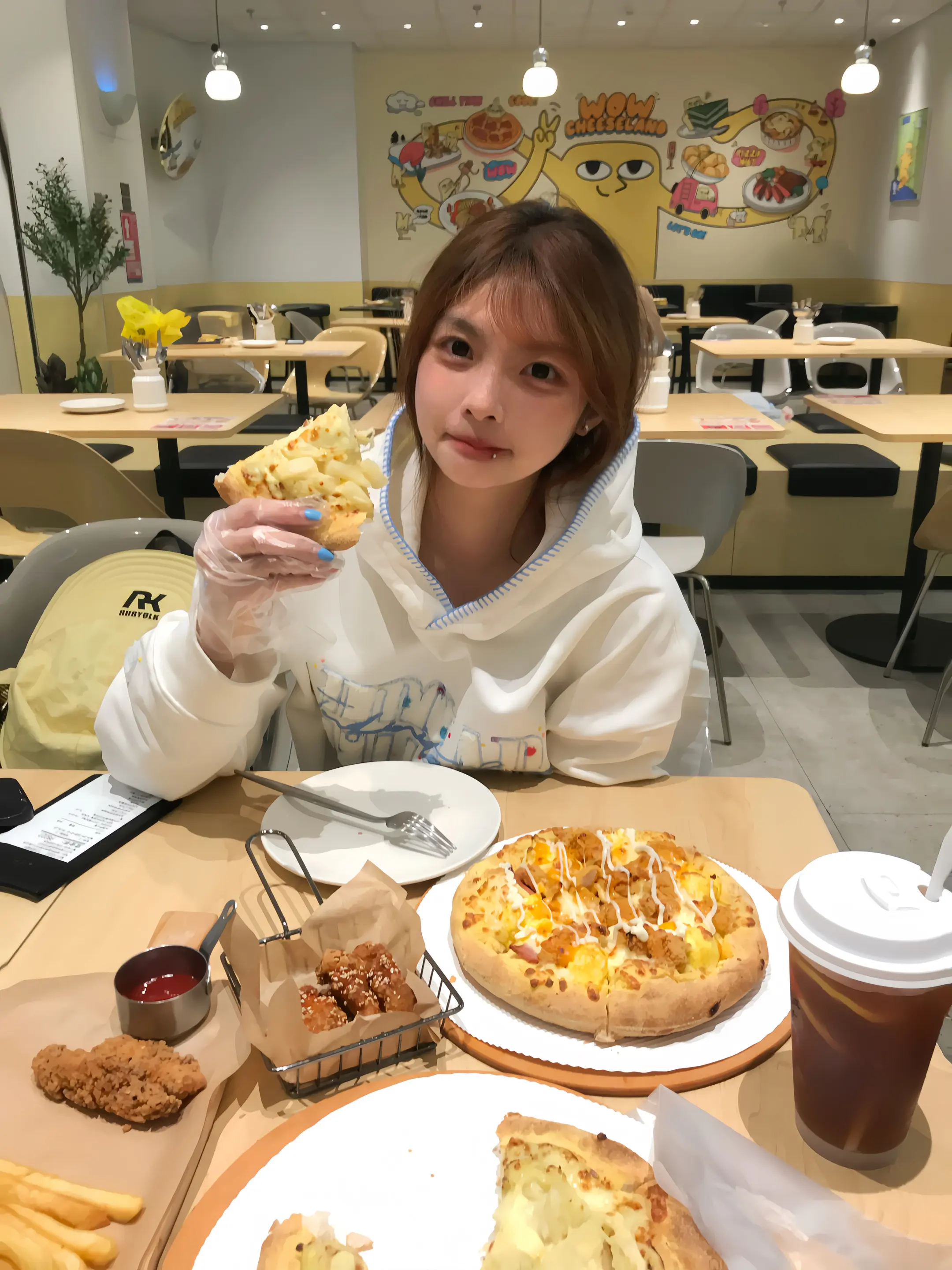这个世界太坏了 我太普通了 但是我听到你肚子叫了 我带你去吃饭吧