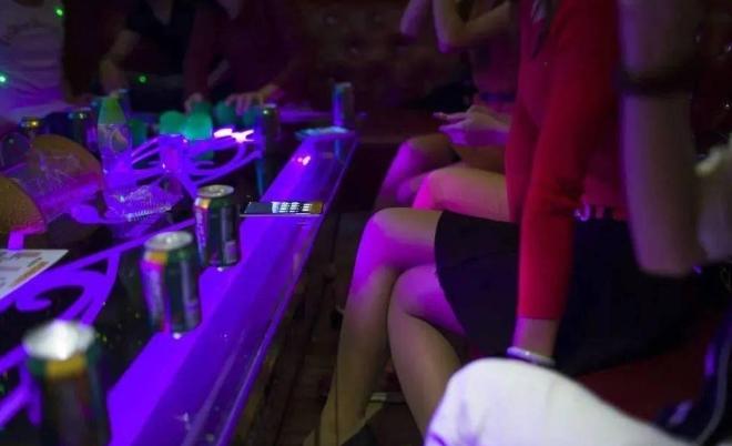 湖南长沙，36岁已婚男子想放纵自己，便约同事打牌、洗浴、饮酒，而后到KTV陪侍，