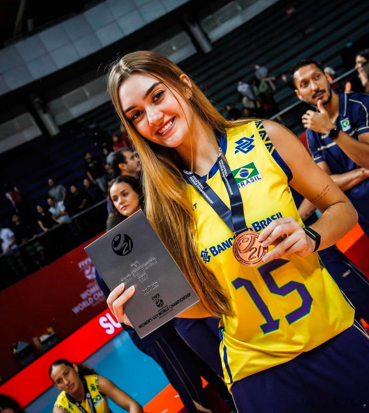 🟢🟡 巴西新秀海伦娜.温克的梦之队（除巴西球员以外的球员）：⚡️ 主攻：米里