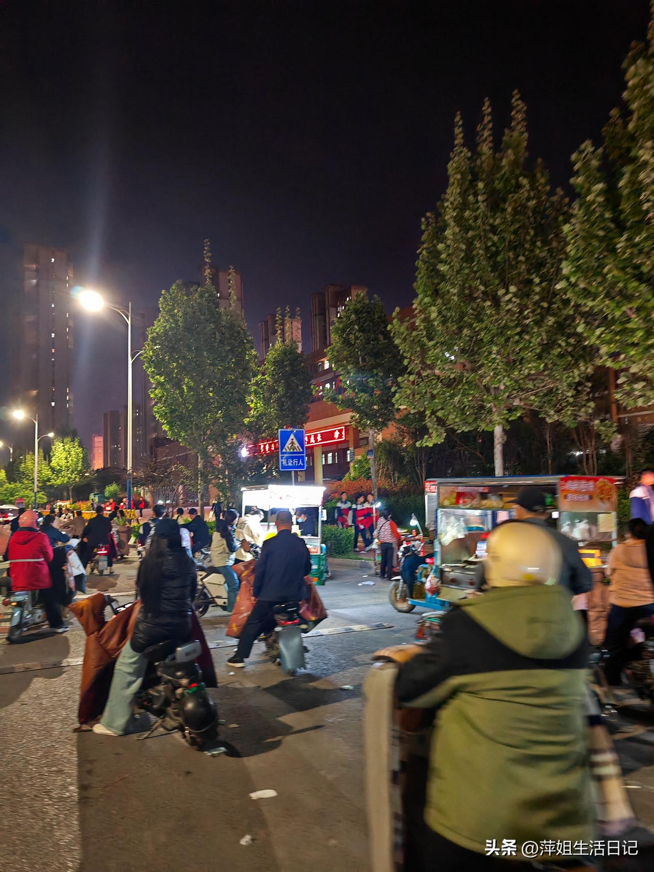 昨天吃完晚饭就八点了，收拾好厨房卫生，提着垃圾袋，我和老公下楼去散步。

应老公