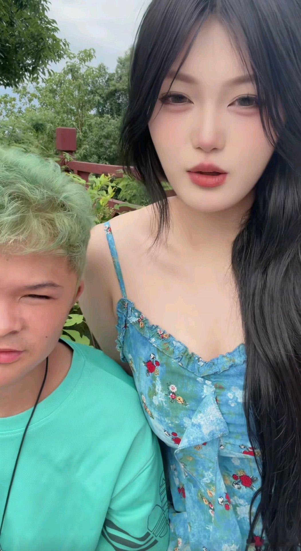 这小子到底有几个女朋友？他不是重度智力障碍吗？这些女的跟着他图啥啊，其中一个还怀