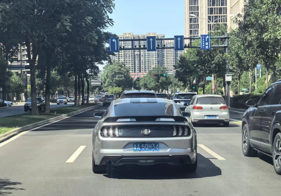 今天开车在奥体西路看到一辆没有见过的车，车标像眼镜蛇，车身像跑车，感觉很高端的样