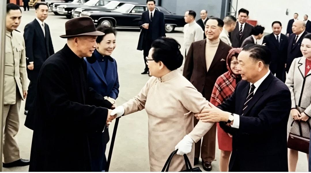 1969年中国台湾台北机场，80岁的宋霭龄启程返美。

妹妹宋美龄和妹夫蒋介石亲