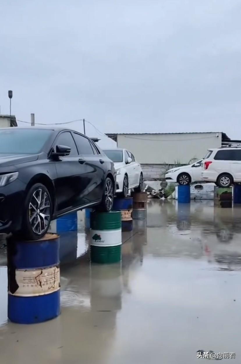 暴雨，洪水把人都逼疯了！为了让爱车不泡水大家伙都各显神通。

这暴雨也算是逼出了