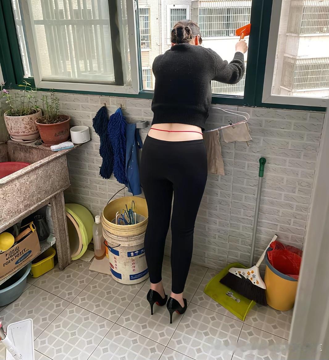 精致的女生无论年龄多大，还是场地如何都会把自己打扮得干净漂亮，这不大姐打扫卫生还