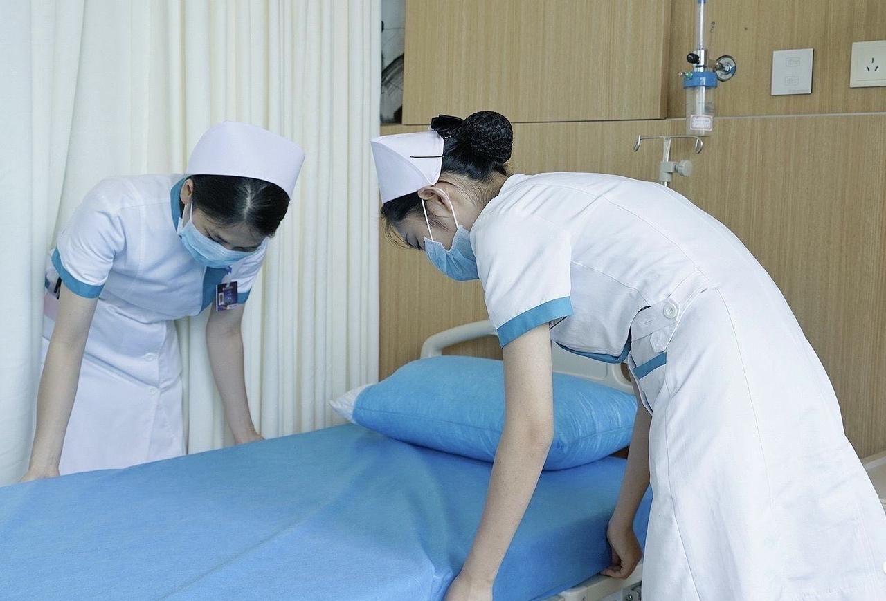 #40多名护士遭集体解职#
 
护理行业学历还是经验更重要？
 
近日呼和浩特市