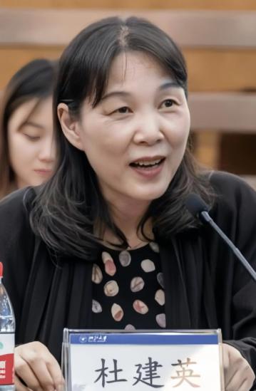 跟了宗庆后 30 年的杜建英，退休 5 年后带着私生子宗继昌成立了新食品公司！这