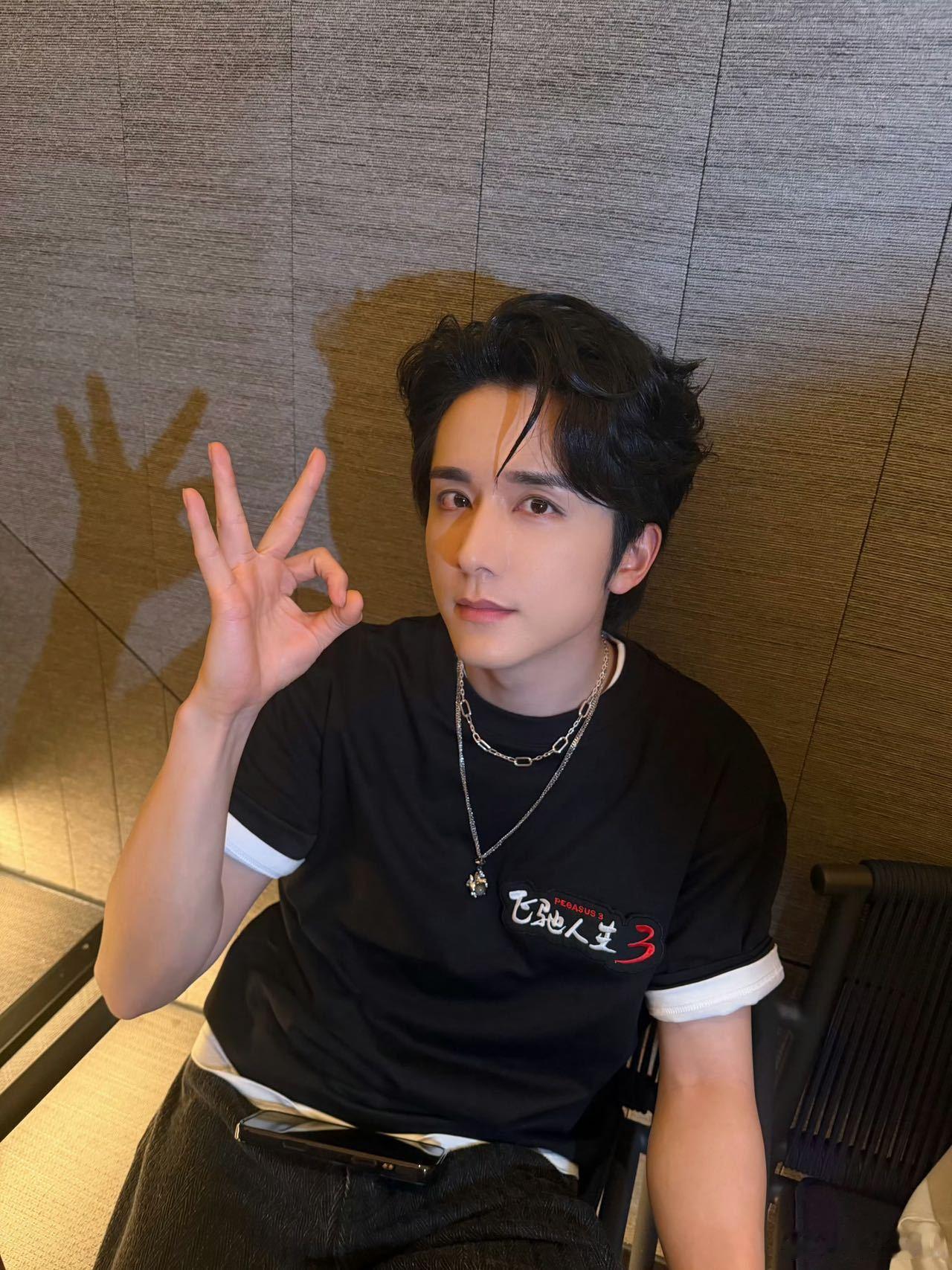 不想上班想上张新成的车 这组造型我能循环看一百遍🤩，张新成又帅又有格调，氛围感