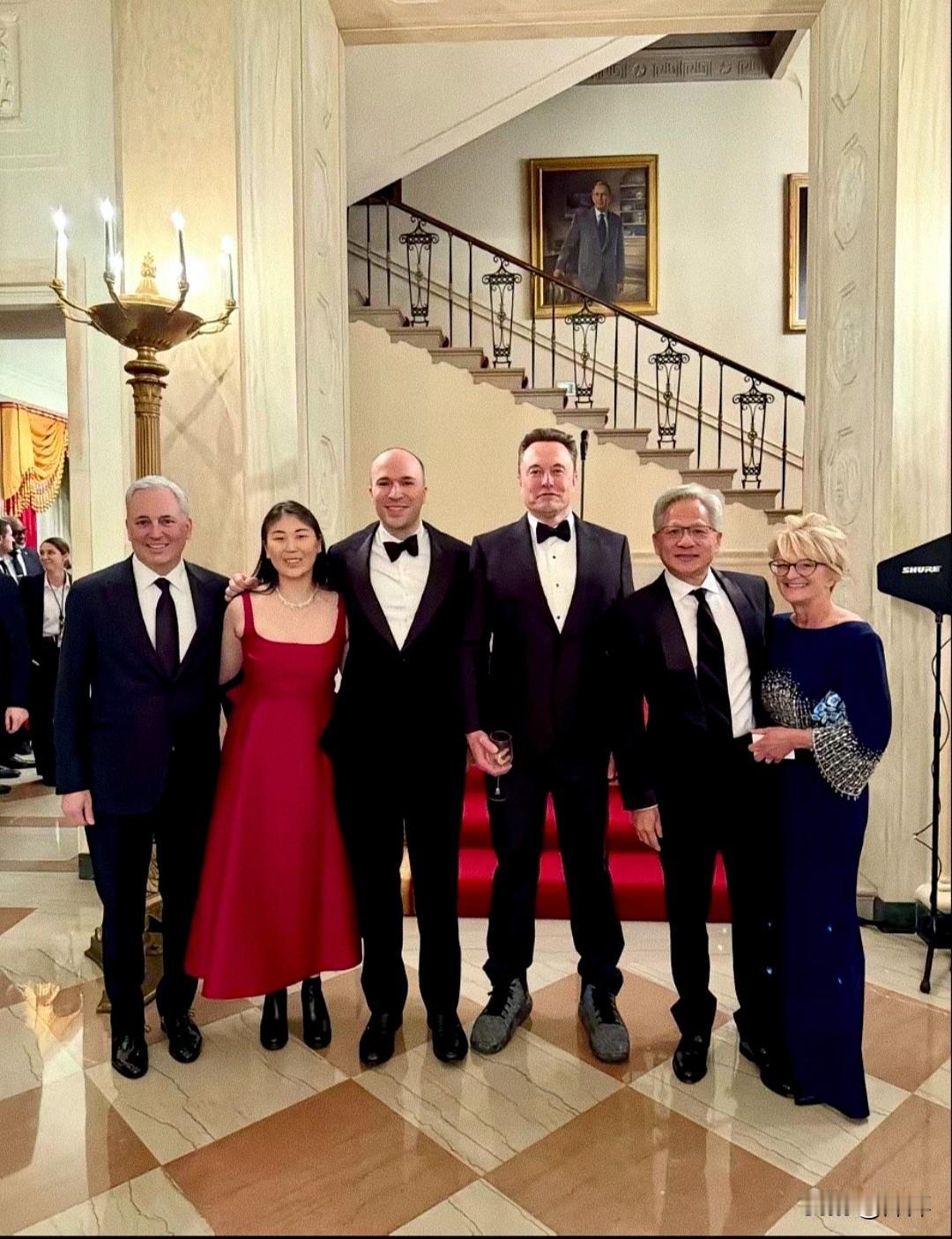 黄仁勋携夫人参加宴会