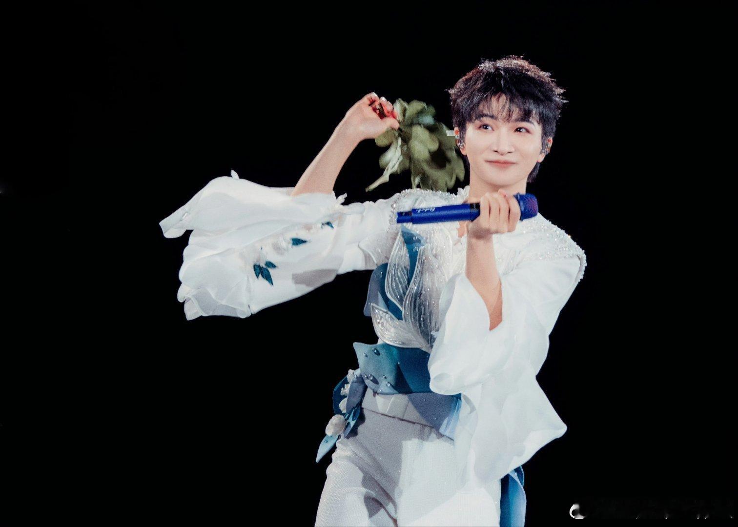 周深 1️⃣腾讯音乐由你榜🌹周深的扑通扑通棕榈树叶偷偷吹散海鸥，沙滩和晴空依然