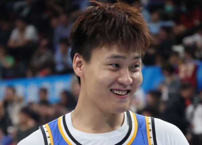 赵睿休赛期狂减20斤 据媒体人“海jun的蓝”社媒消息，首钢后卫赵睿在今夏休赛期