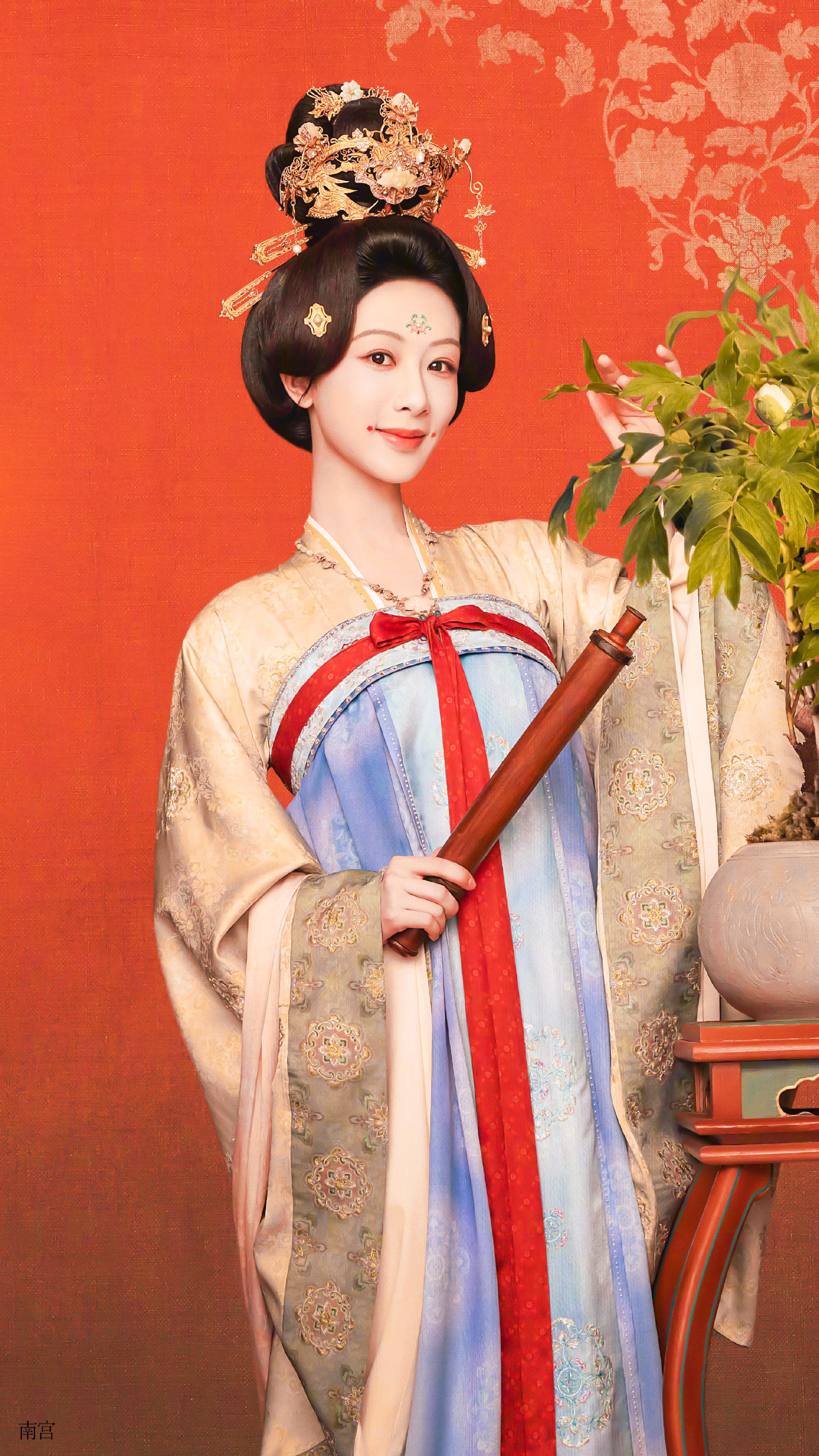 杨紫国色芳华追剧团行程 她来了，她迈着矫健的步伐的走来了，太开心了。期待杨紫何惟