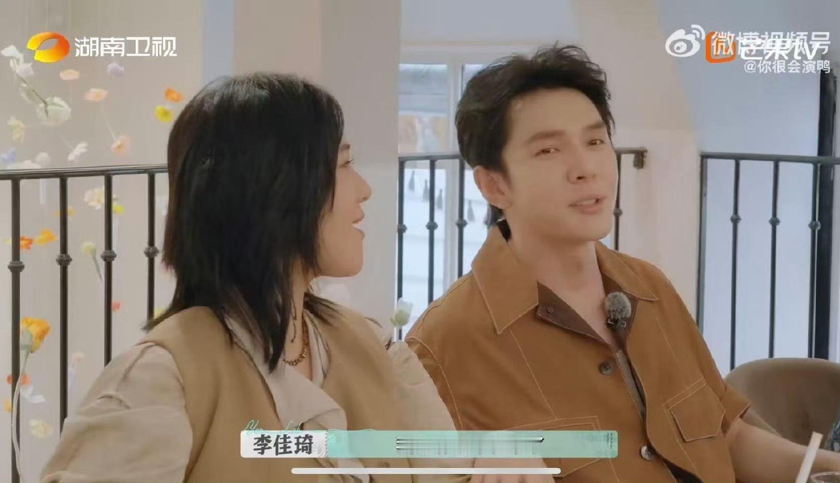 尚雯婕李佳琦一线捡糖吃张予曦和毕雯珺互动甜蜜，尚雯婕和李佳琦在旁“疯狂捡糖”。尚