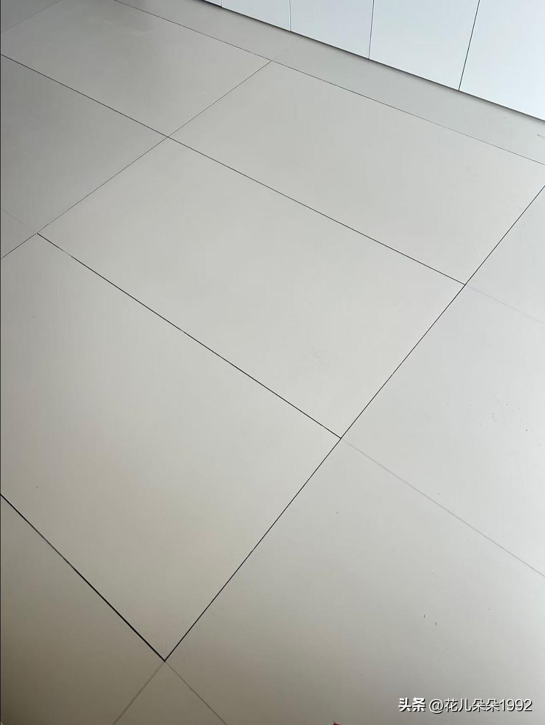 新装修的瓷砖有色差，如何破局
好崩溃呀，开始是两块砖有裂痕，想着新装修的房子不允