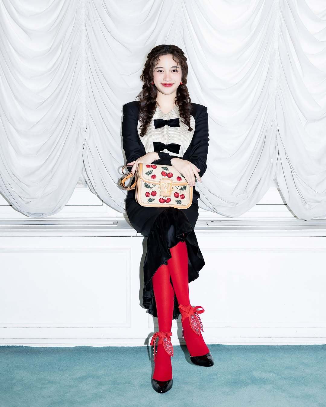 Freen 亮相Valentino 2025秋冬系列静态展览造型，身穿华伦天奴2