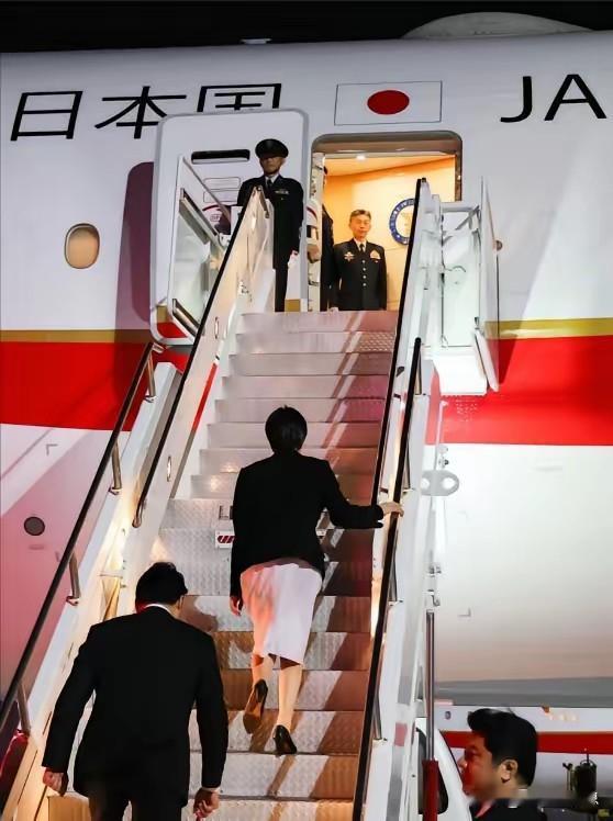 回顾高市早苗这趟纽约之行，出发前那叫一个信心爆棚。从日本登机的时候，笑容灿烂，姿