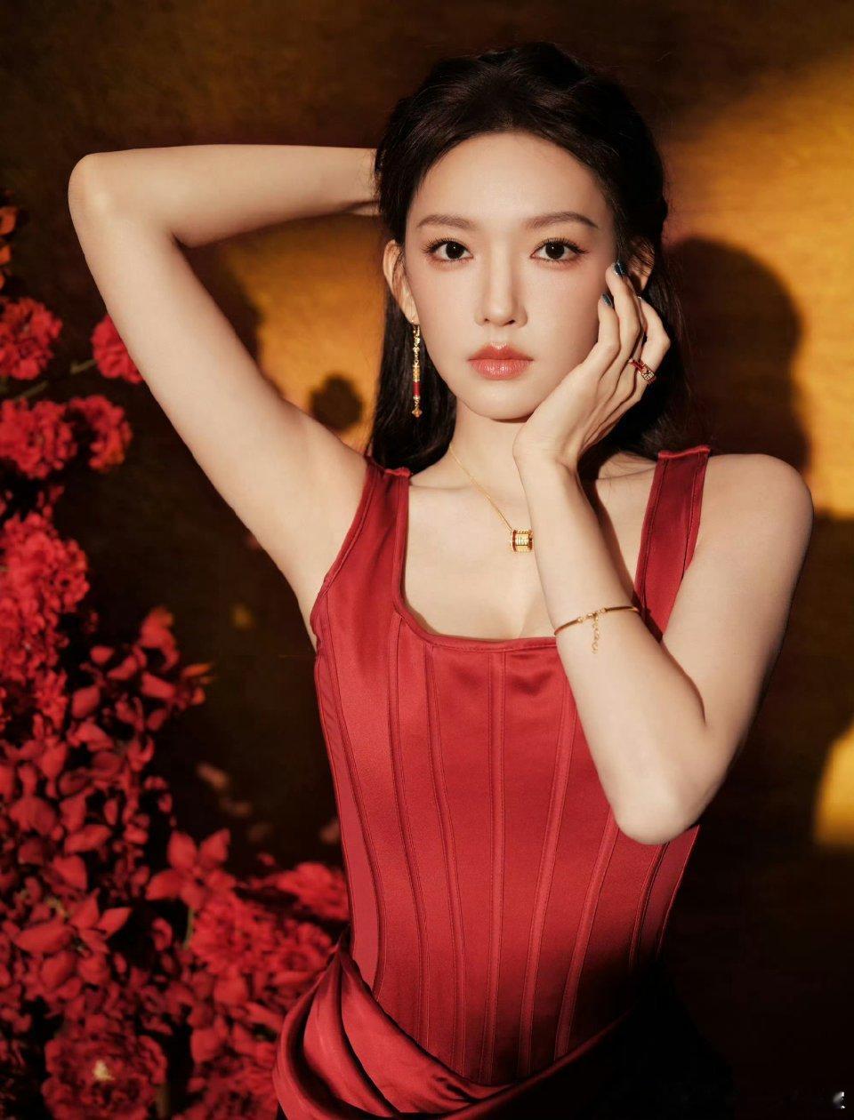 程潇真的好适合红色有种牡丹花🌸大气的感觉 