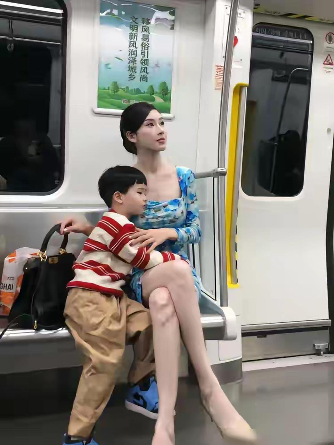 夫妻离婚之后，为了孩子是否还需要住在一起呢？我一表妹，今年32岁，带着一个6岁的