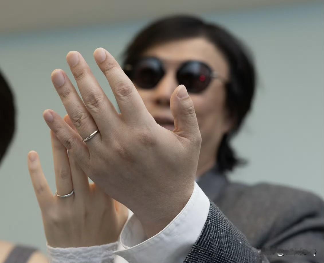 歌手萧煌奇官宣结婚，妻子未露面，只晒了两人的婚戒。不过，恭喜这位音乐才子寻觅到他