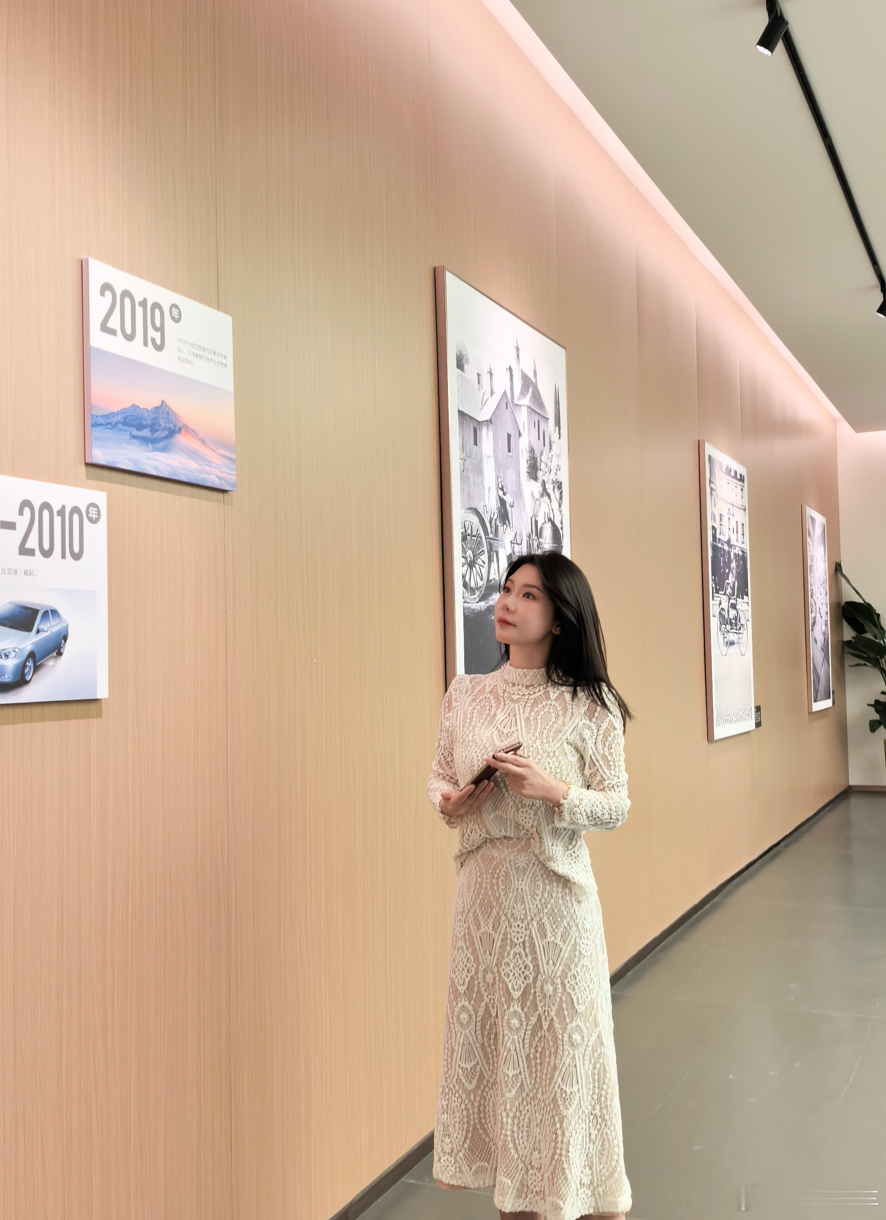 这家鸿蒙智行用户中心，居然藏了汽车文化展厅！逛车顺带看汽车发展史，还有炫酷的车模