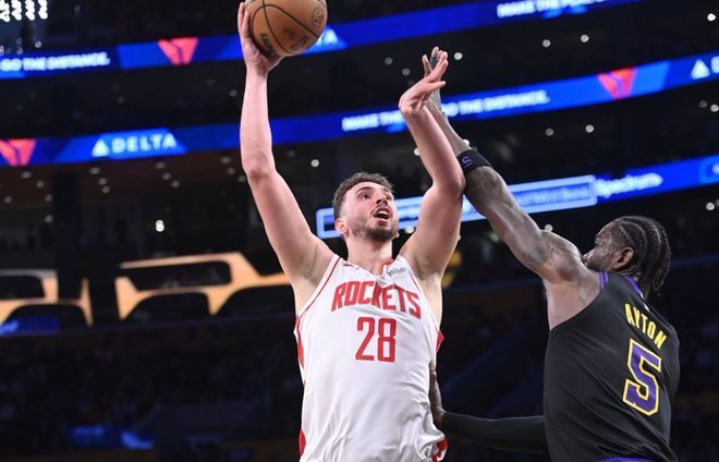 《休斯顿纪事报》记者瓦伦-尚卡尔提到，火箭目前严重缺少兼具防守与投射能力的全能球