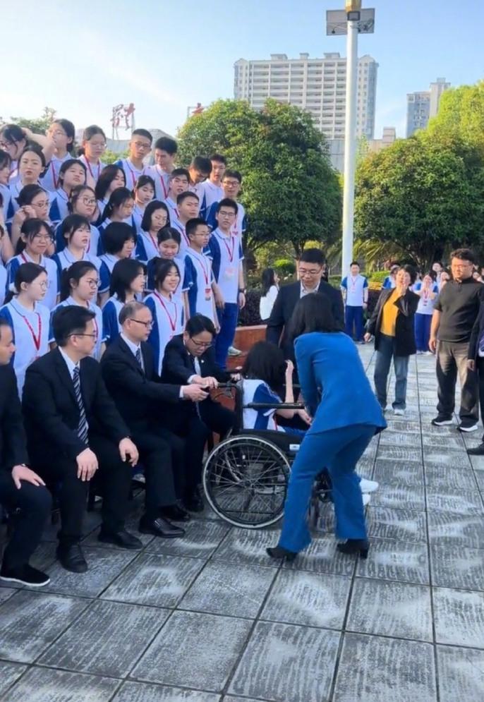【轮椅女孩拍毕业照被校领导推到C位】校方回应轮椅女孩拍毕业照被推C位 近日，常德