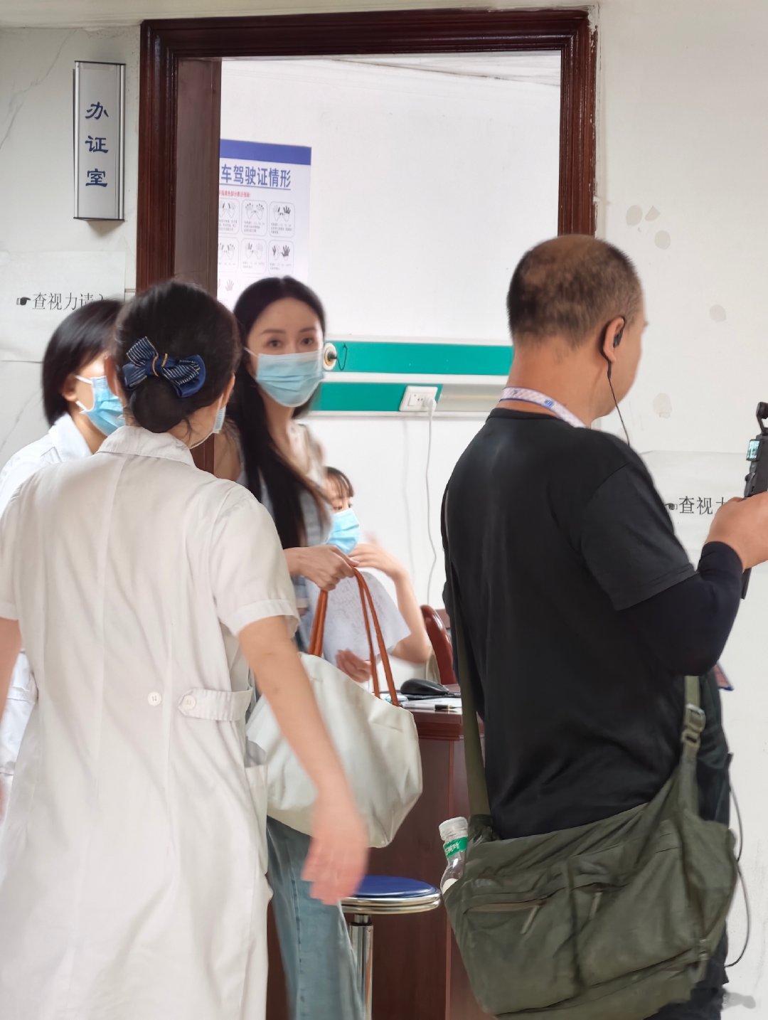 娄艺潇郜思雯医院体检  谁能料到嘉宾上岗第一件事不是备菜，而是集体打卡医院体检 