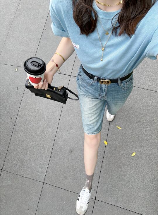 就喜欢这种简单舒服的基础款！韩女穿搭好绝！