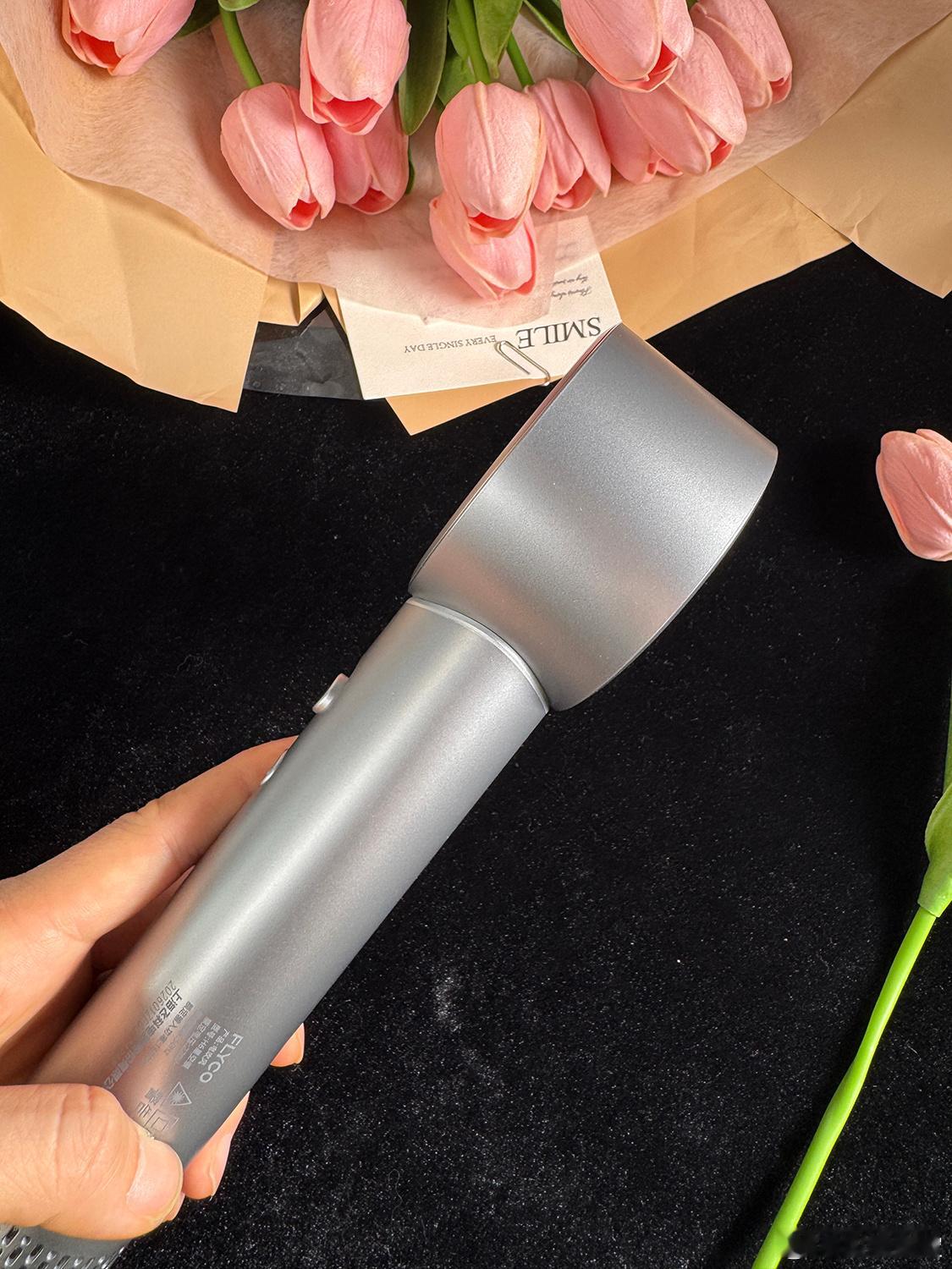 很多人吹头发时都有个边看手机边吹的习惯稍微一发呆，吹风机就贴头皮特别近，非要被烫