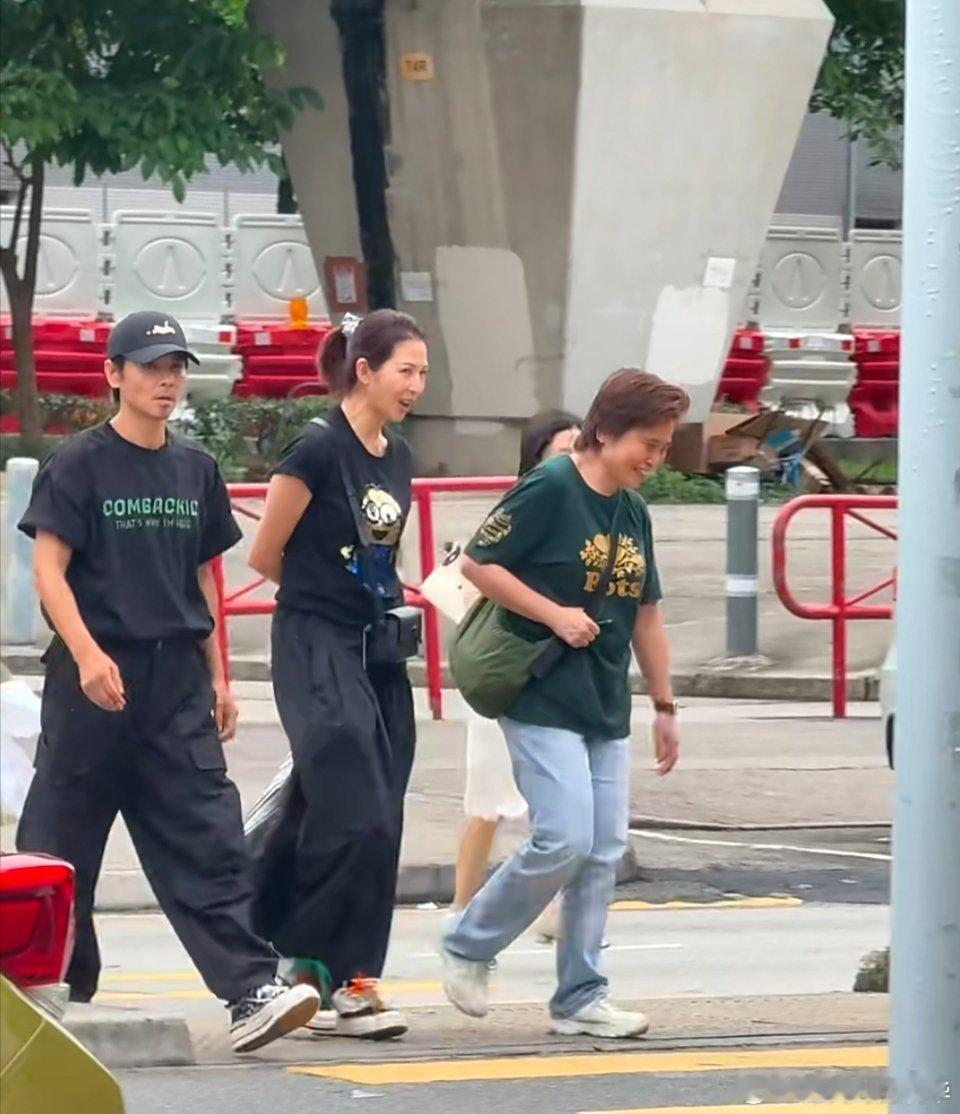 蔡少芬和老公张晋现身香港街头，夫妻俩穿着黑色衣服，女的比男的还要高半个头，但外表