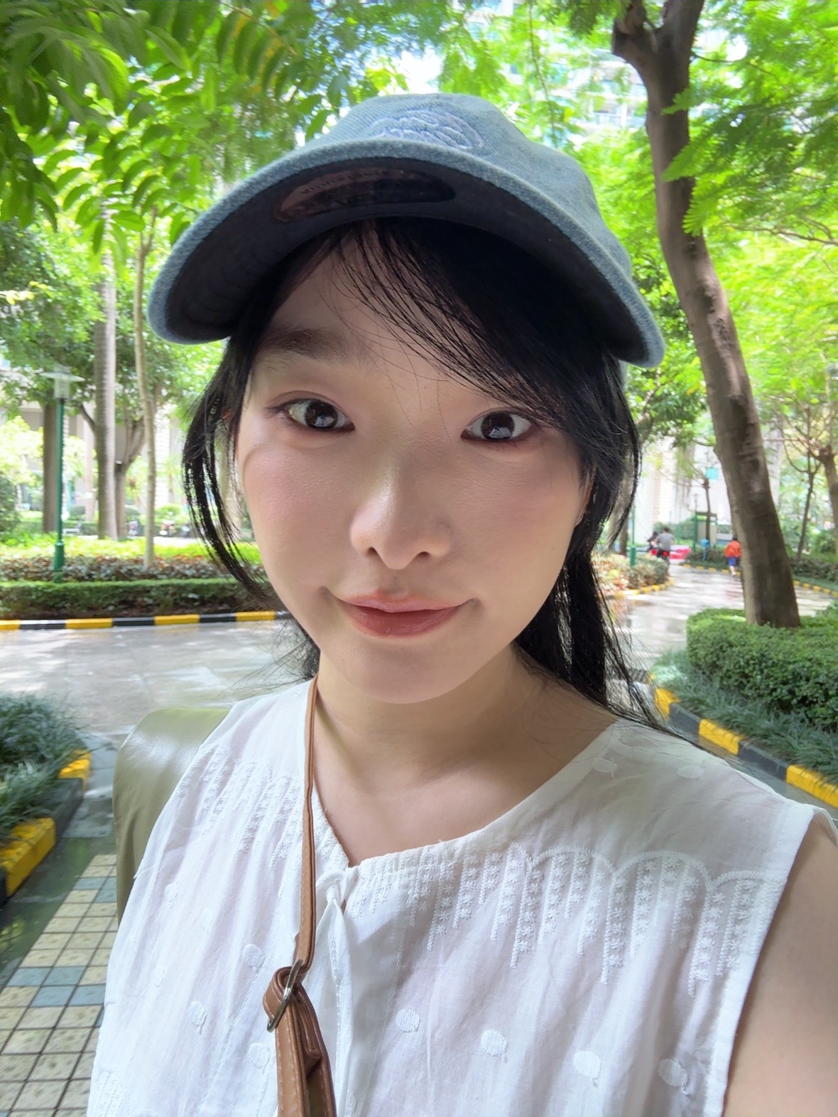 今天去上化妆课化完回来问老杨有没有韩系的感觉老杨：有鄂系的感觉