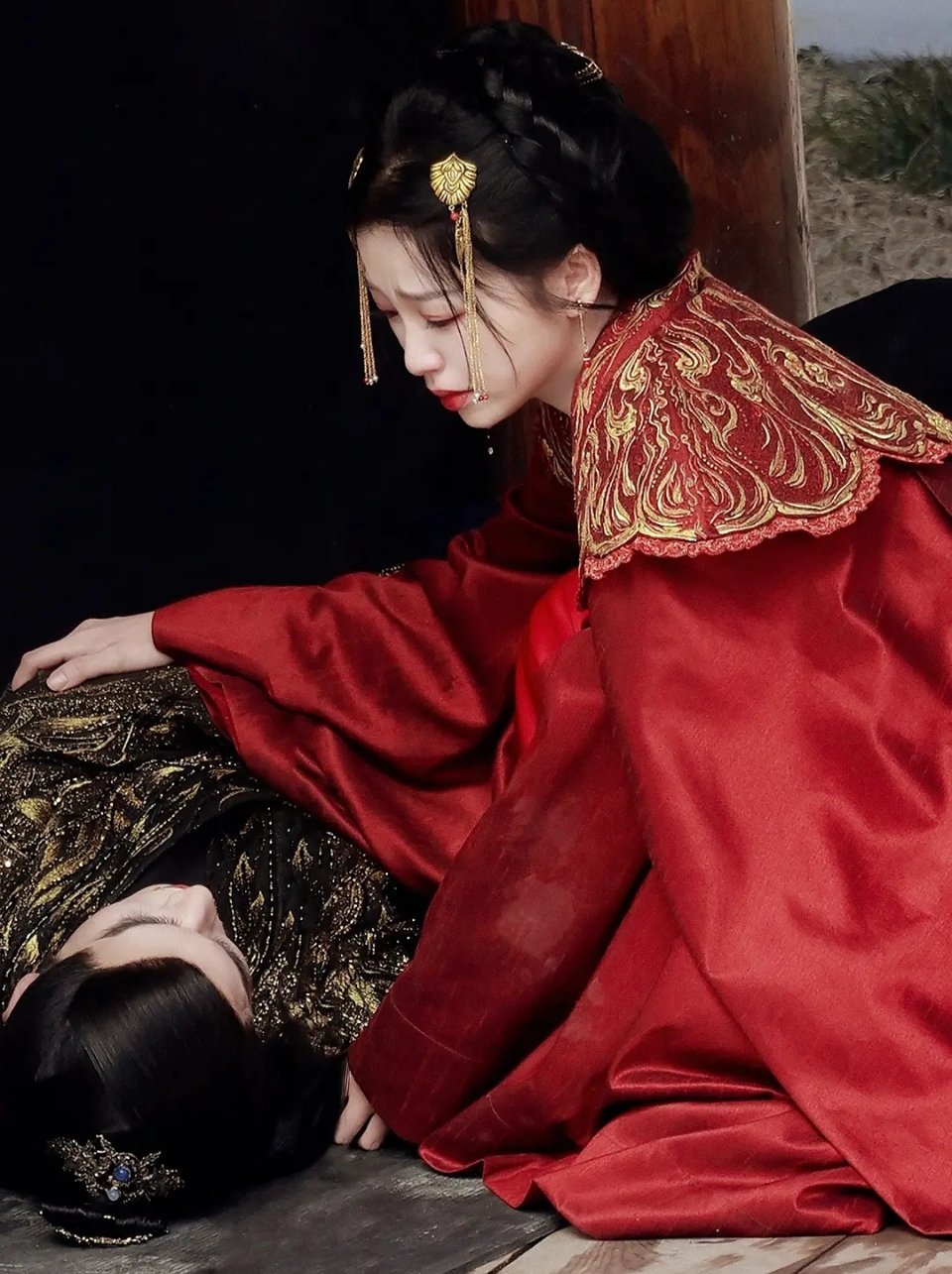 9月2日，顾晓声导演的《云之羽》开播，虞书欣饰演间谍云为衫剧照。身穿红衣服的她，