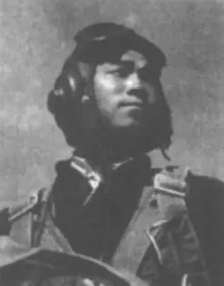 1953年，美军飞行员被击落，跳伞后，他被一个中国老人发现。为了活命，他告诉老人