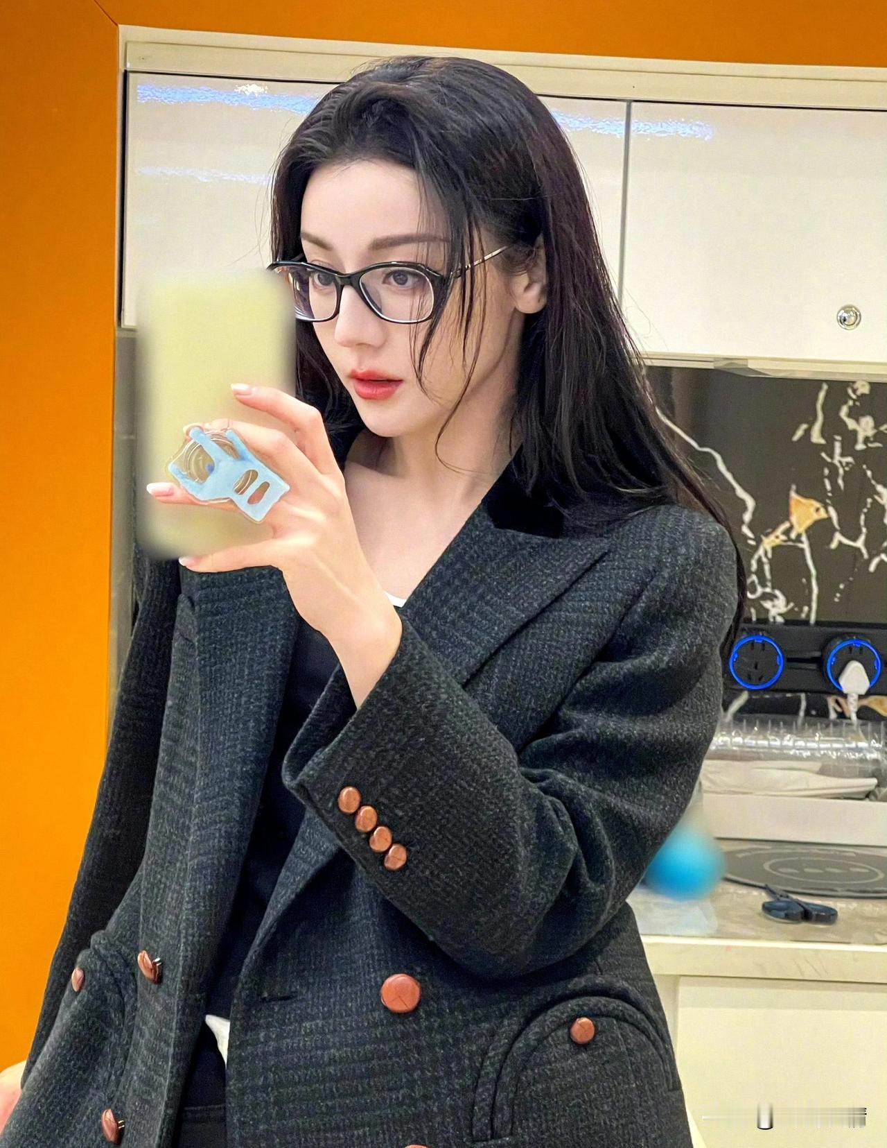 迪丽热巴自拍打卡！
4月27日，迪丽热巴晒出一组自拍。迪丽热巴穿着不同的服装，梳