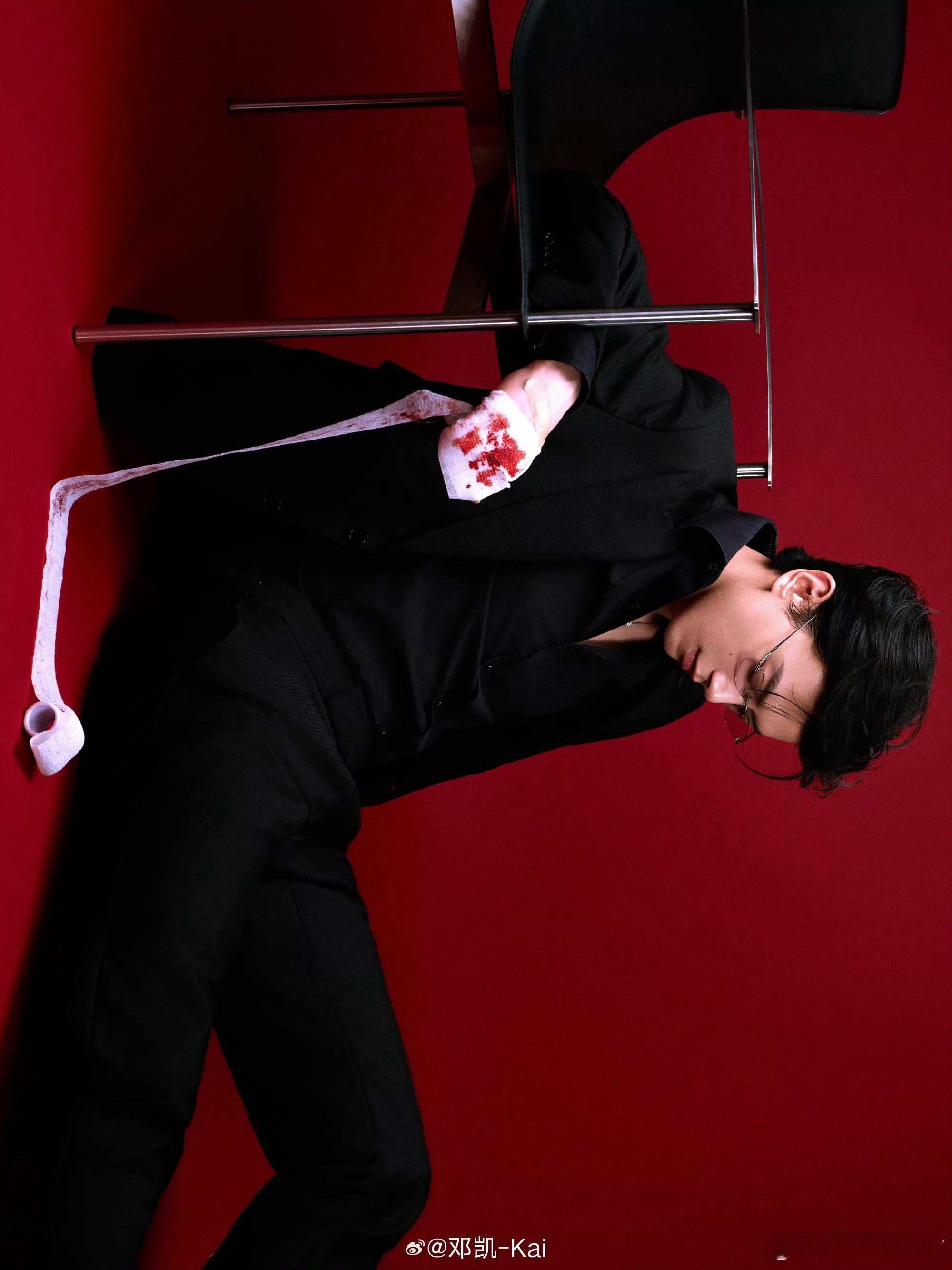 邓凯今日空降京东TOM FORD直播间，一身all black造型夯爆了，楷书帅