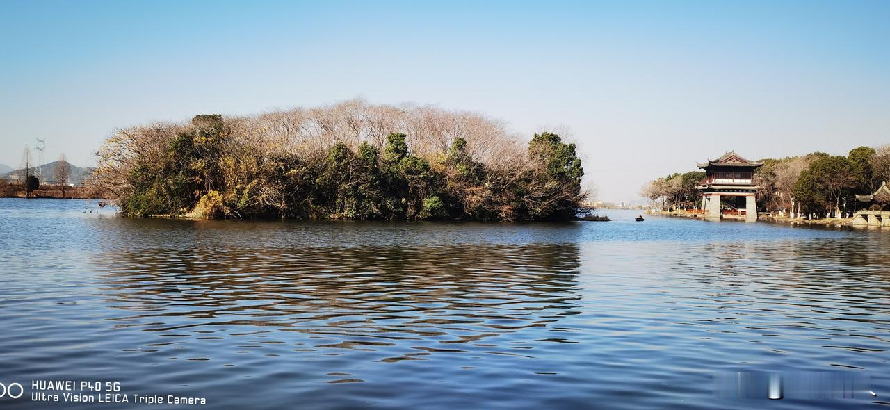 冬日里，暖阳下，古绍兴，鉴湖江。江水在微风吹佛下显得格外灵气，波光闪闪，清澈见底