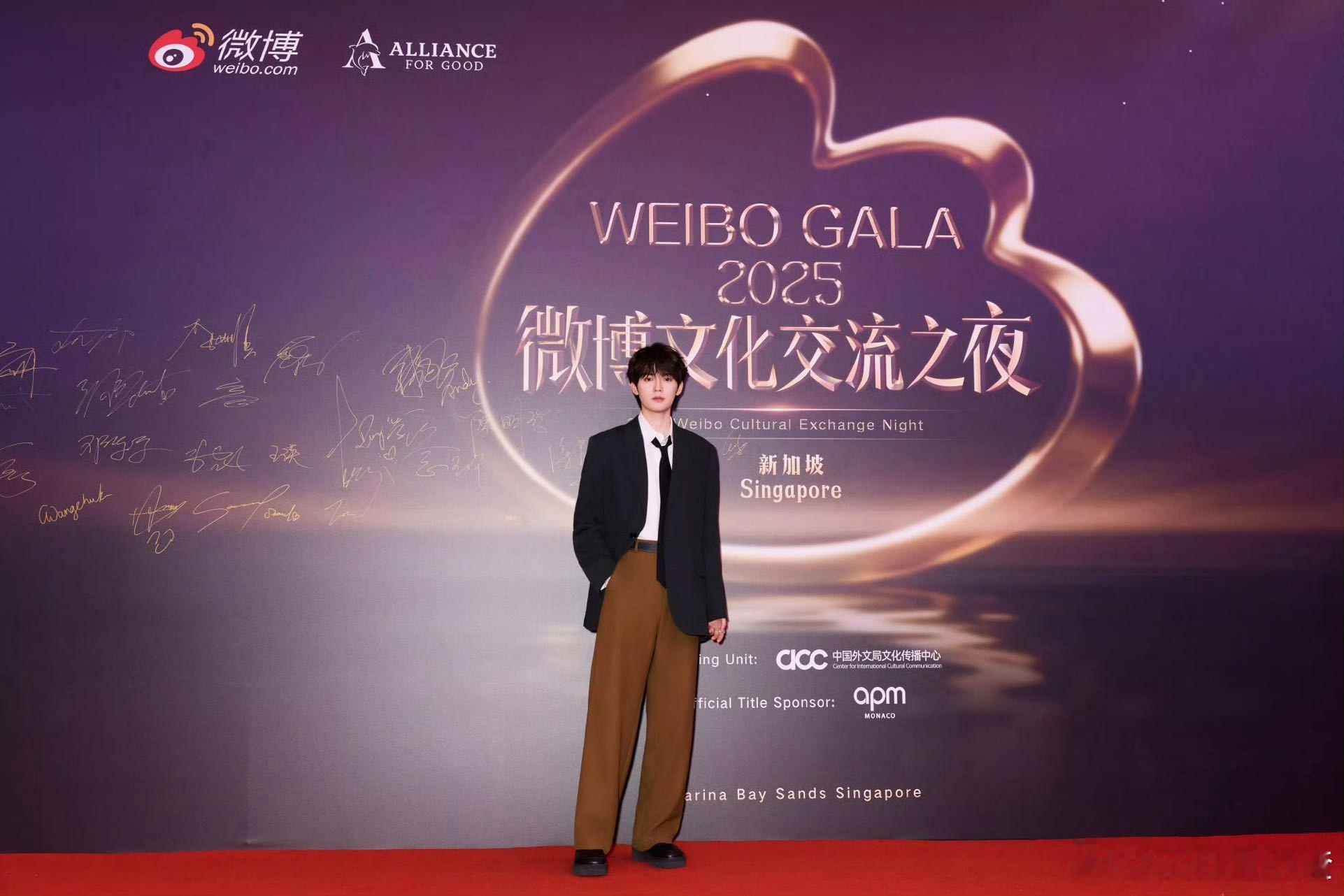 周翊然新加坡领奖，暖心公益实绩亮眼！ 