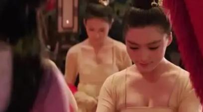 古人为什么有那么多贴身丫鬟了？主子行房事时，要守在旁边，随时递汗巾、换热水、更换