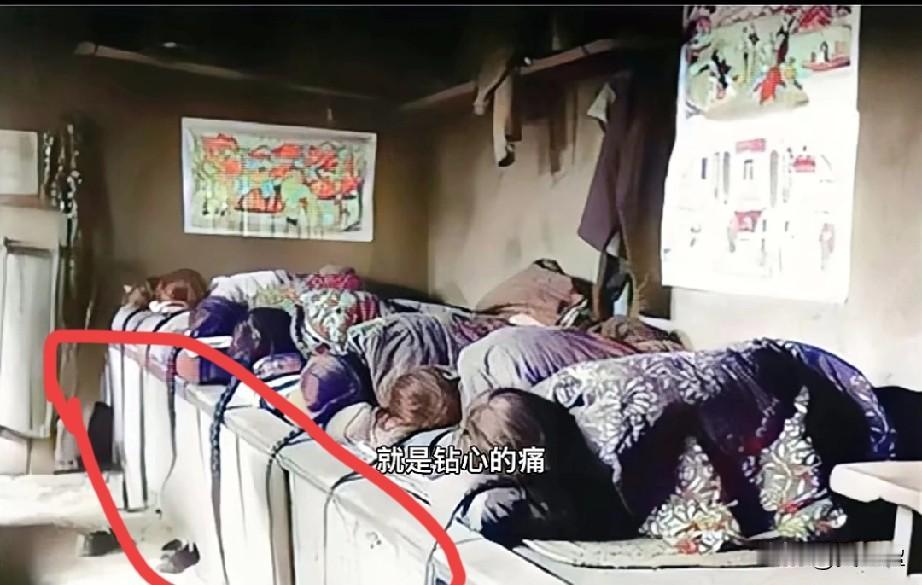 太离谱:
晚清人睡觉，
为啥要把辫子垂床外？