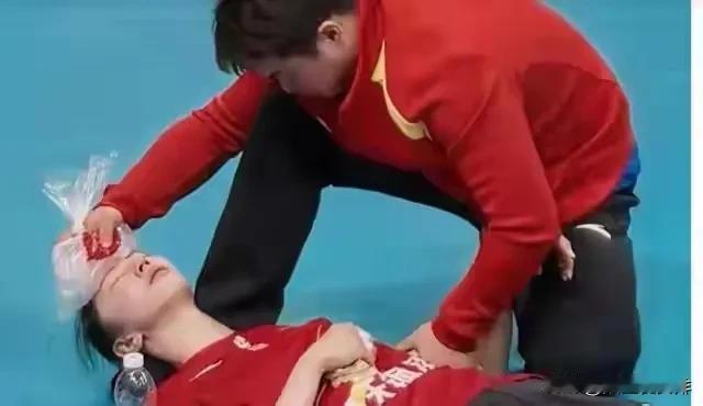 女排球员最近都有谁受伤了？
最近中国女排的优秀球员受伤是一个接一个
真的是让人担