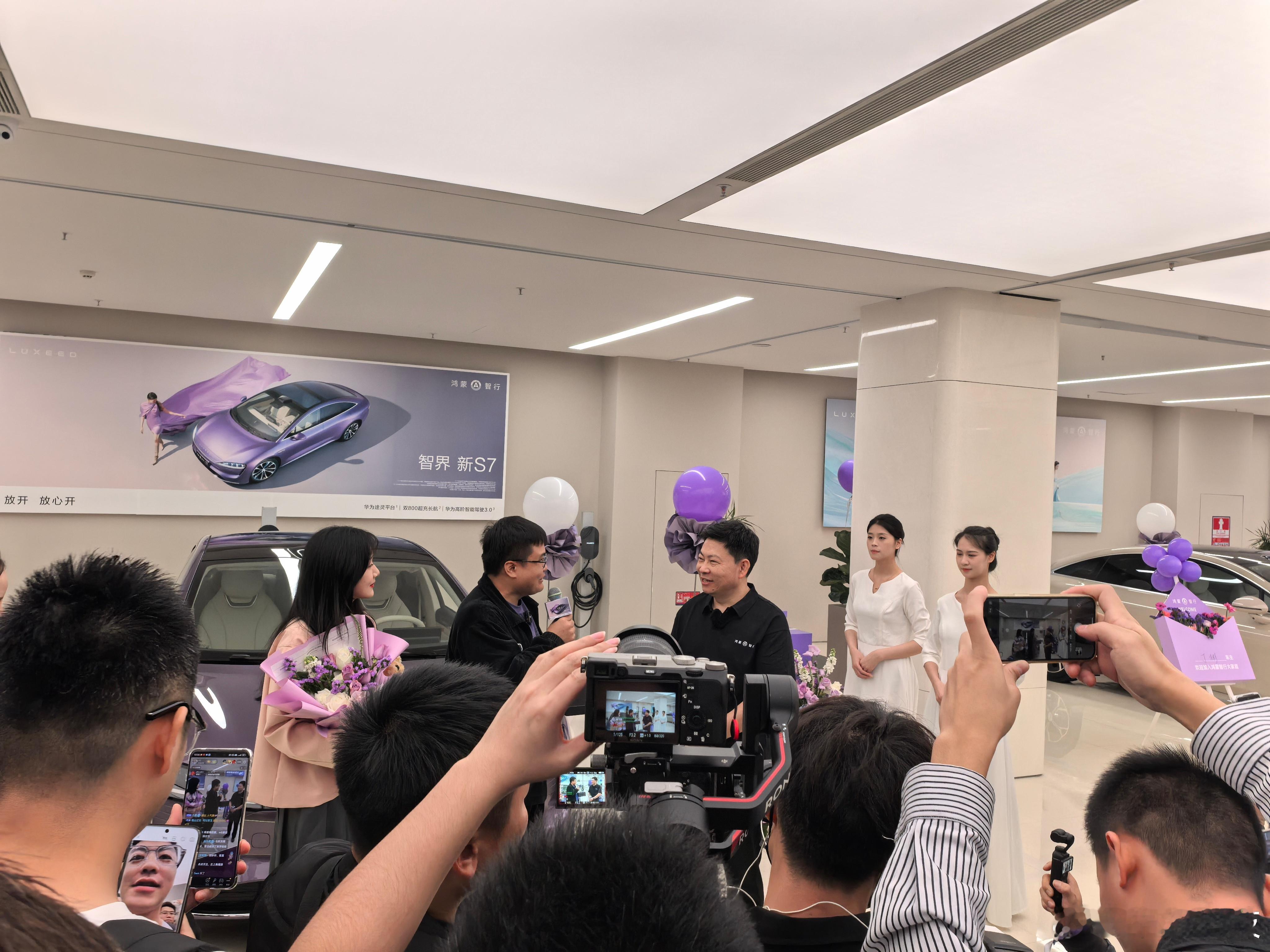 智界新S7开启全国大规模交付  智界新S7自亮相便以全新四大升级（更先锋的外观、
