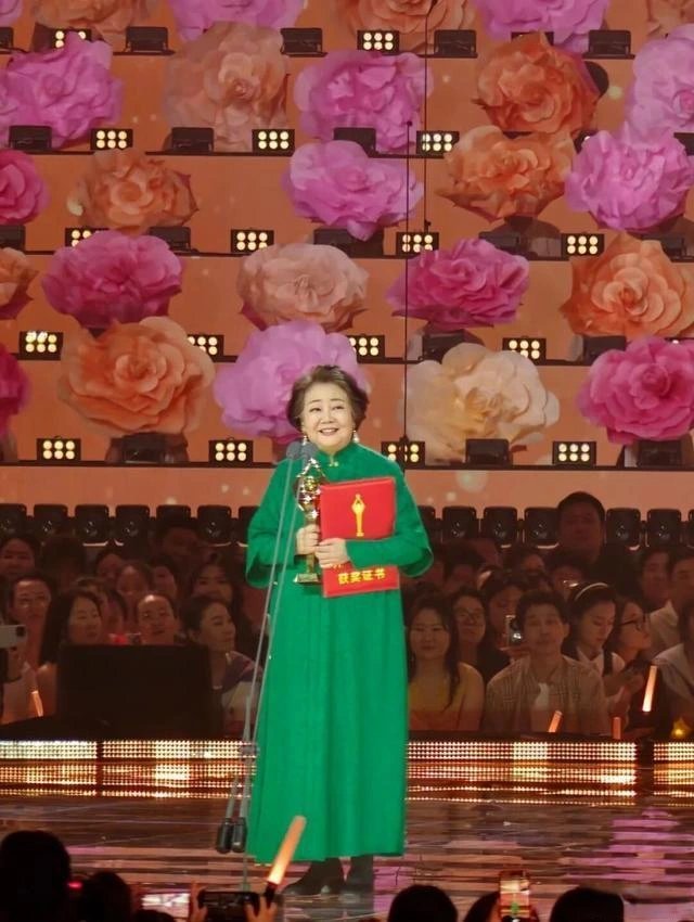 大众电影百花奖揭晓！易烊千玺、卫诗雅分获最佳男、女主角奖第38届大众电影百花奖颁