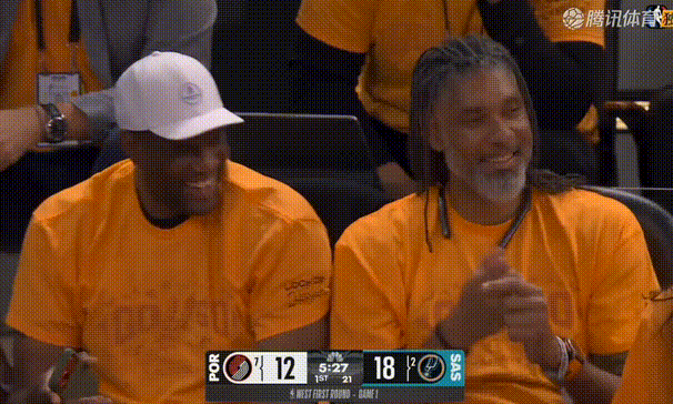 海军上将和石佛现场观战开拓者vs马刺