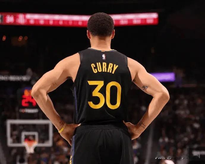 NBA杯小组赛，勇士以100-104不敌火箭。

此役后，勇士战绩来到10胜10